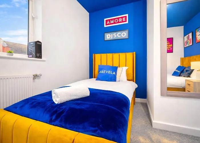 House In Salford With 4 Beds, 3 Doubles & 1 Single - In Salford, 10 Mins Uber From Centre - Nearby To Old Trafford, United, Trafford Park, Salford Quays & - Perfect For Short Or Long - With Garden & Parking Manchester