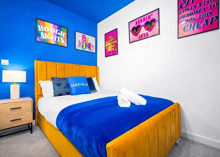 펜션 2 Bedroom House With 4 Beds, 3 Doubles & 1 Single - In Salford, 10 Mins Uber From Centre - Located In Salford Close To Old Trafford, United, Trafford Park, Salford Quays & More! With Garden & Parking - By Maevela *