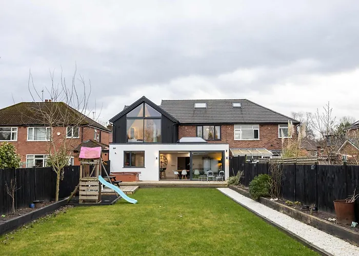 Stunning Family With Hot Tub In Worsley Holiday home *