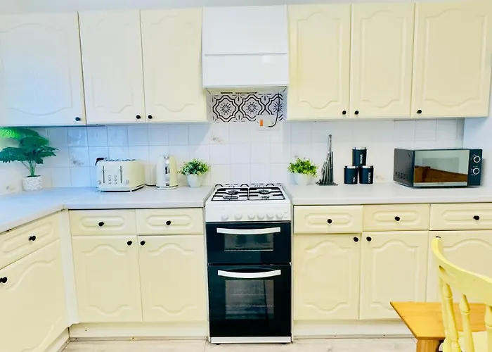 Stylish 4 Bedrome House - Free Parking *