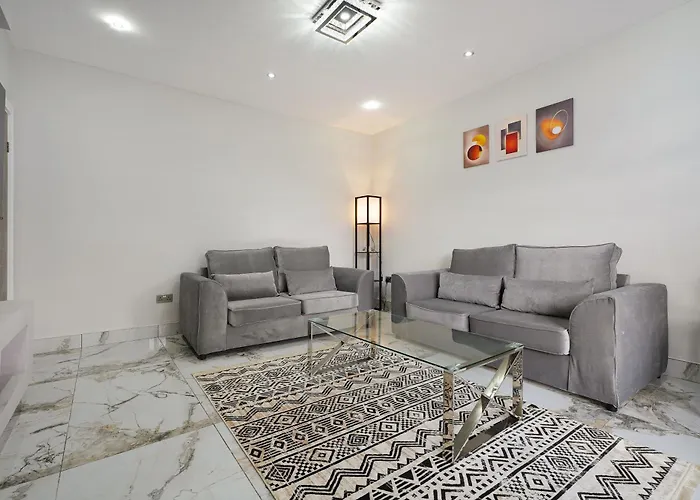 Stylish With Free Parking And Easy Access *