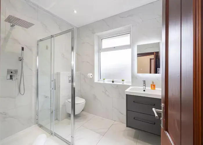 Spacious Home, Contractor Stay, Prime Location * مانشستر