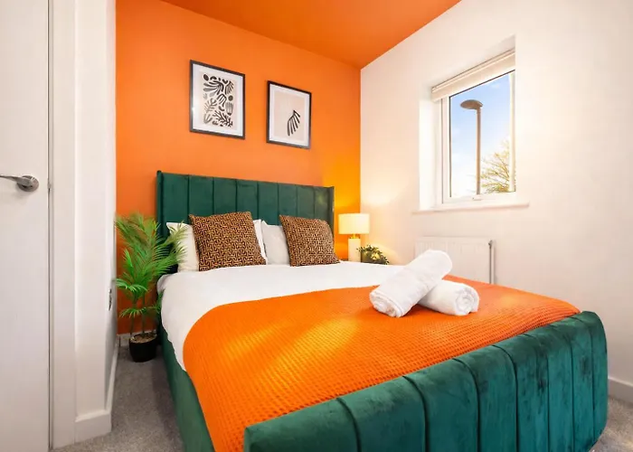 Semesterbostad House In Salford With 4 Beds, 3 Doubles & 1 Single - In Salford, 10 Mins Uber From Centre - Nearby To Old Trafford, United, Trafford Park, Salford Quays & - Perfect For Short Or Long - With Garden & Parking Manchester
