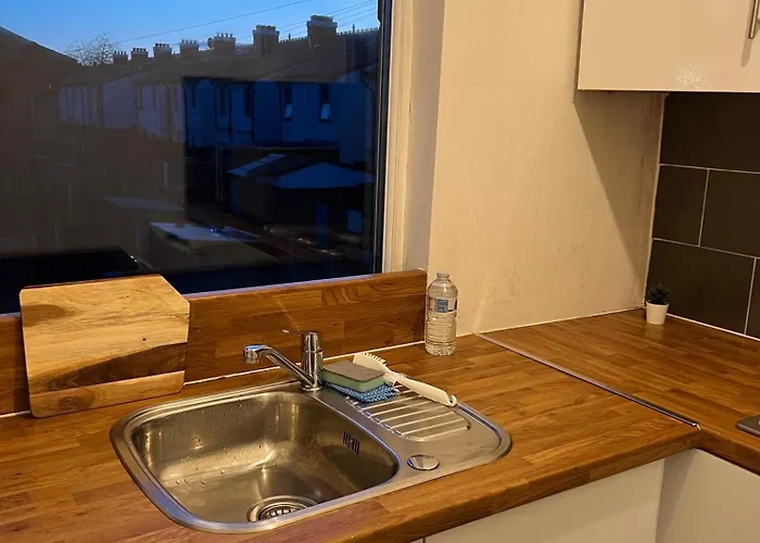 Cozy In Manchester, Free Wifi Гостевой дом