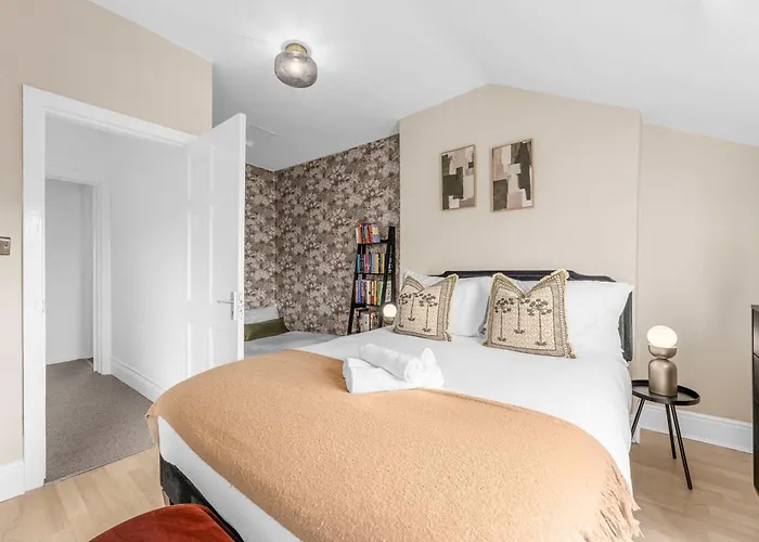 Luxury 5 Bed 10 Min To Airport Sleeps 14 Holiday home Manchester