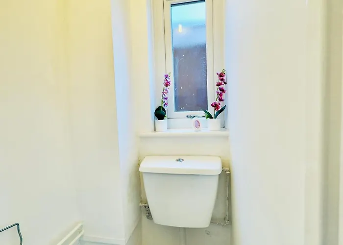 Stylish 4 Bedrome House - Free Parking Manchester