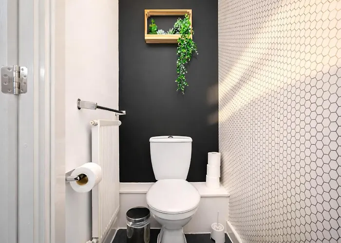 2 Bedroom House With 4 Beds, 3 Doubles & 1 Single - In Salford, 10 Mins Uber From Centre - Located In Salford Close To Old Trafford, United, Trafford Park, Salford Quays & More! With Garden & Parking - By Maevela * 맨체스터