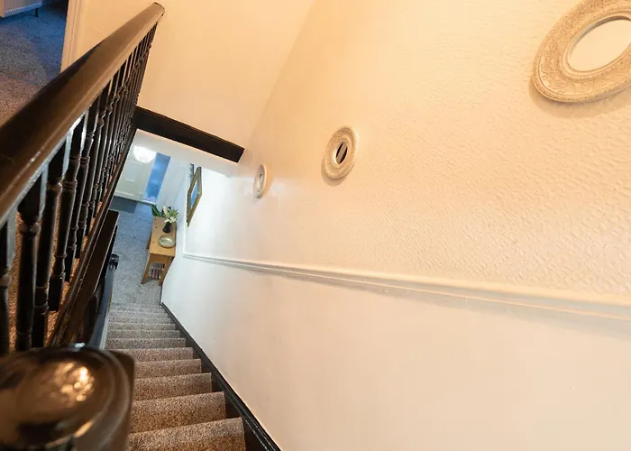 Spacious 4Br Home Near Etihad - Free Parking - 5 Min Train Station بيت للعطل مانشستر