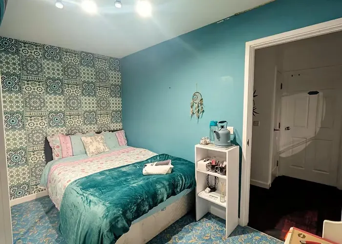 Kwatera prywatna Homely Near Center- Females Preferred