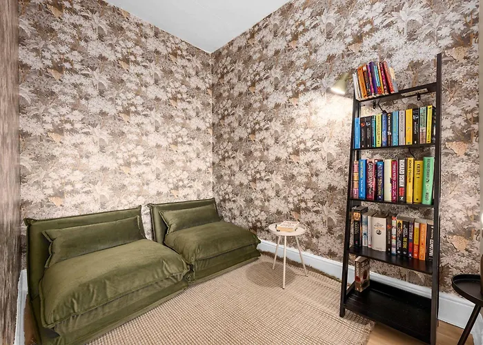 Luxury 5 Bed 10 Min To Airport Sleeps 14 *