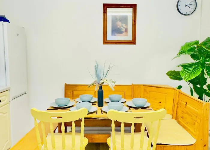 Stylish 4 Bedrome House - Free Parking