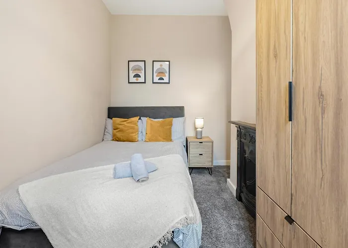 Home, Sleeps 6, Contractor Friendly, Free Parking Сasa de vacaciones *