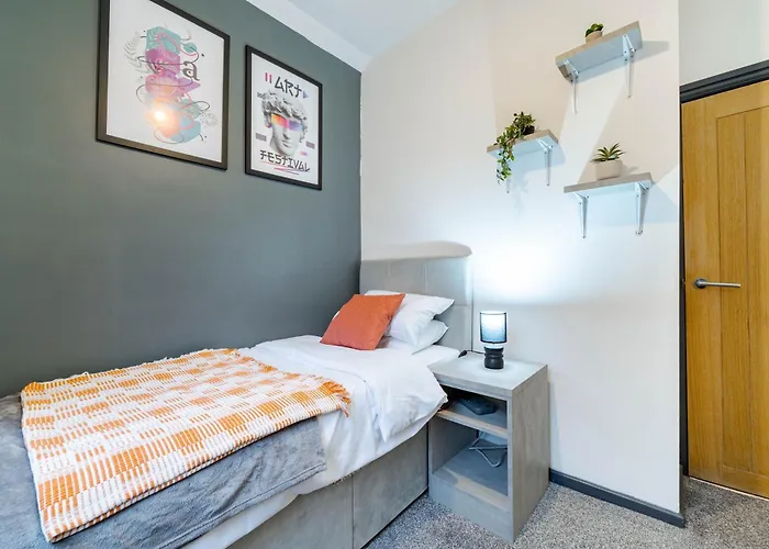 Сasa de vacaciones Spacious 3-bedroom Near Centre With Parking Mánchester