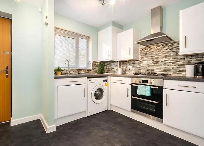 2 Bedroom House With 4 Beds, 3 Doubles & 1 Single - In Salford, 10 Mins Uber From Centre - Located In Salford Close To Old Trafford, United, Trafford Park, Salford Quays & More! With Garden & Parking - By Maevela *