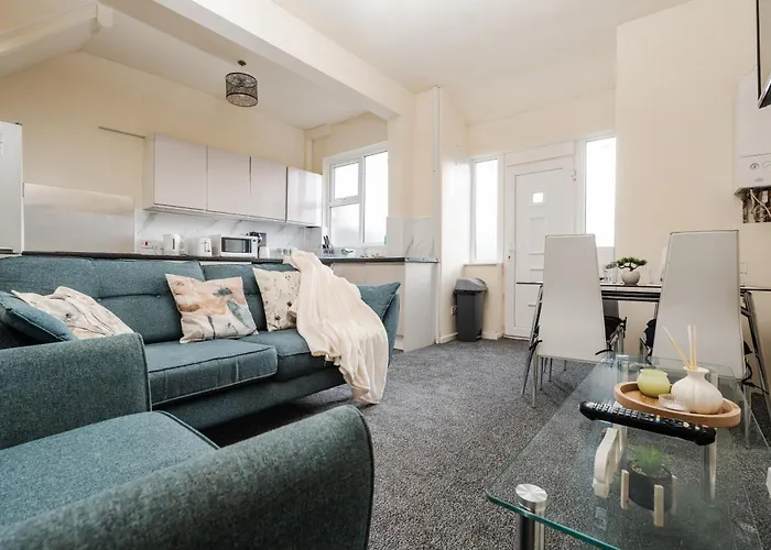 Nyaraló Spacious 4br Near Etihad - Free Parking - 5 Min Train Station Manchester