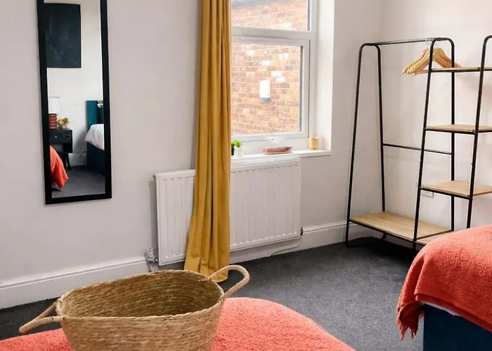 New Stylish 4br - Sleeps 9 - Parking