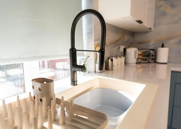 Warden Home-9 Guests-4 Bedrooms-near Etihad Stadium & Co-op Arena-100 - Near Train Station & Bus Station *