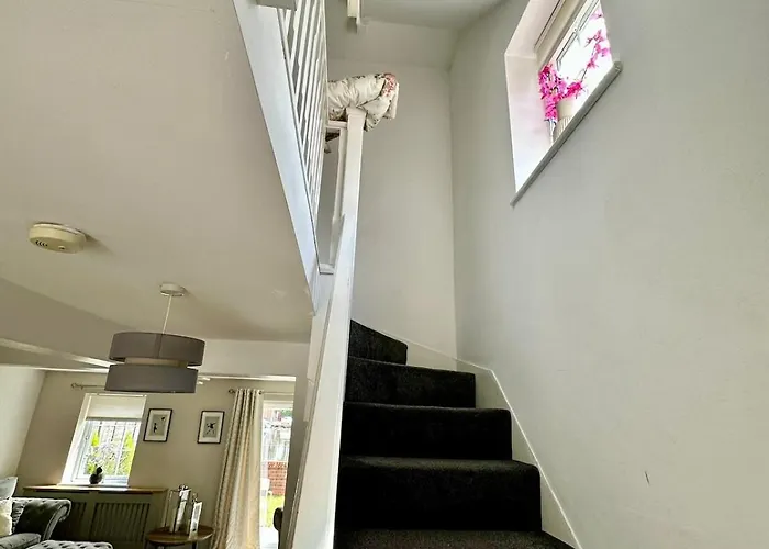 Spacious 4br House With Canal Views & Garden Сasa de vacaciones Mánchester