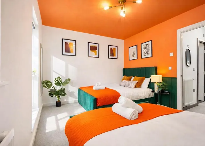 House In Salford With 4 Beds, 3 Doubles & 1 Single - In Salford, 10 Mins Uber From Centre - Nearby To Old Trafford, United, Trafford Park, Salford Quays & - Perfect For Short Or Long - With Garden & Parking *