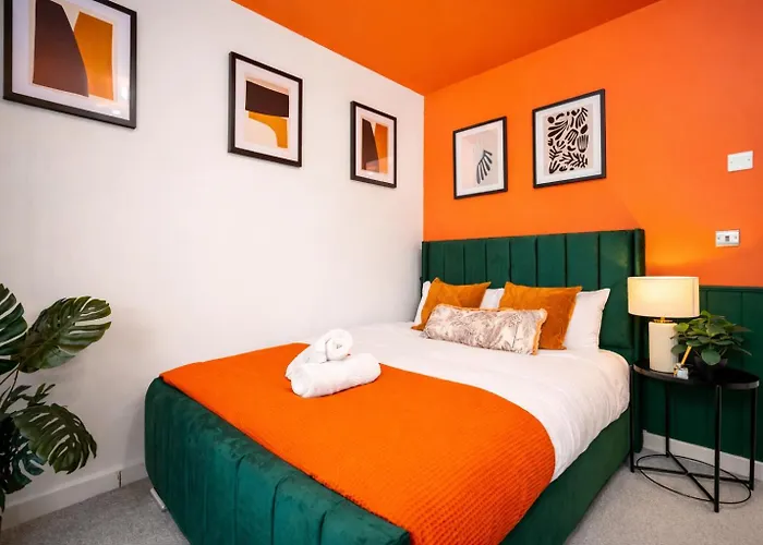 펜션 2 Bedroom House With 4 Beds, 3 Doubles & 1 Single - In Salford, 10 Mins Uber From Centre - Located In Salford Close To Old Trafford, United, Trafford Park, Salford Quays & More! With Garden & Parking - By Maevela *