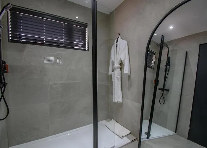 Spacious 2 Bedroom House Sleeps 4 L On-street Parking L The Cosy Corner Nationwide * Manchester