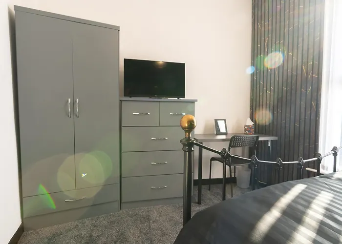 Warden Home-9 Guests-4 Bedrooms-near Etihad Stadium & Co-op Arena-100 - Near Train Station & Bus Station Сasa de vacaciones *