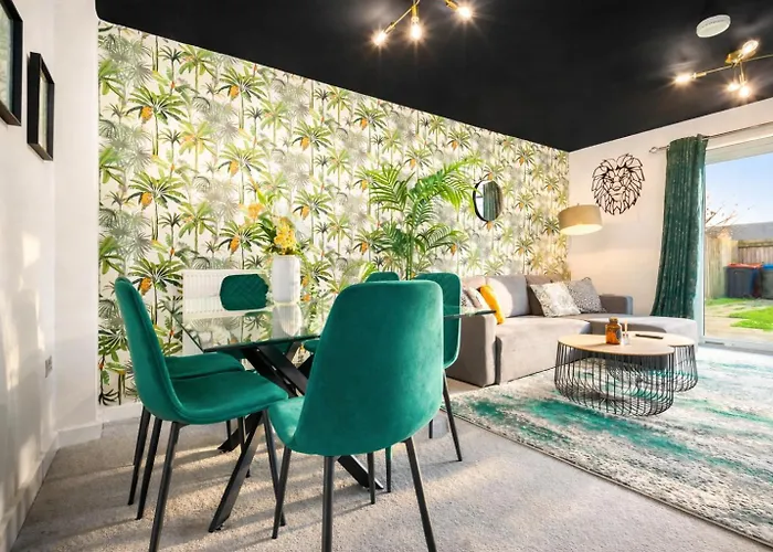 Semesterbostad House In Salford With 4 Beds, 3 Doubles & 1 Single - In Salford, 10 Mins Uber From Centre - Nearby To Old Trafford, United, Trafford Park, Salford Quays & - Perfect For Short Or Long - With Garden & Parking *