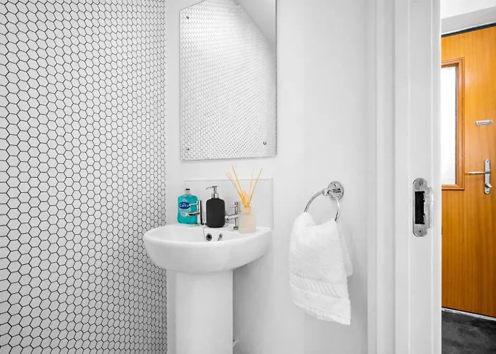 Сasa de vacaciones 2 Bedroom House With 4 Beds, 3 Doubles & 1 Single - In Salford, 10 Mins Uber From Centre - Located In Salford Close To Old Trafford, United, Trafford Park, Salford Quays & More! With Garden & Parking - By Maevela Mánchester