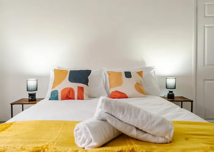 Nyaraló Spacious 4br Near Etihad - Free Parking - 5 Min Train Station Manchester