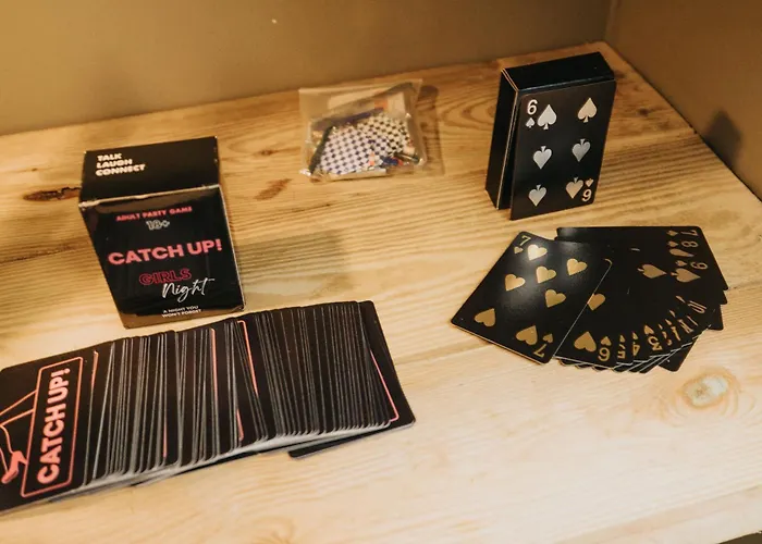 Dom wakacyjny 2br Cozy Retreat - Pool Table - Wifi - Sleeps 7 *