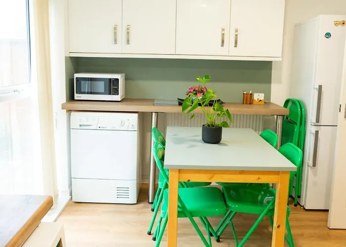 5-bed House M13 بيت للعطل مانشستر