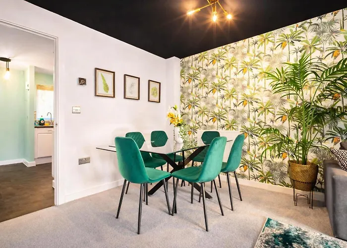 House In Salford With 4 Beds, 3 Doubles & 1 Single - In Salford, 10 Mins Uber From Centre - Nearby To Old Trafford, United, Trafford Park, Salford Quays & - Perfect For Short Or Long - With Garden & Parking Manchester