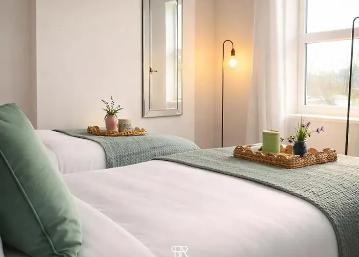 Dom wakacyjny New Stylish 4br - Sleeps 9 - Parking