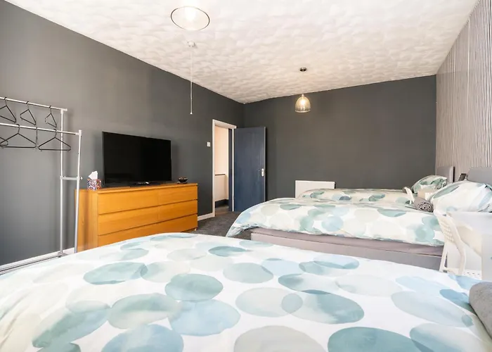 Warden Home-9 Guests-4 Bedrooms-near Etihad Stadium & Co-op Arena-100 - Near Train Station & Bus Station Сasa de vacaciones Mánchester