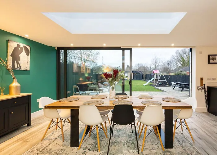 Stunning Family With Hot Tub In Worsley Mánchester