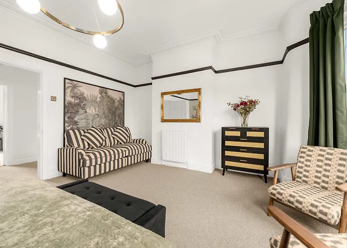 Luxury 5 Bed 10 Min To Airport Sleeps 14 *