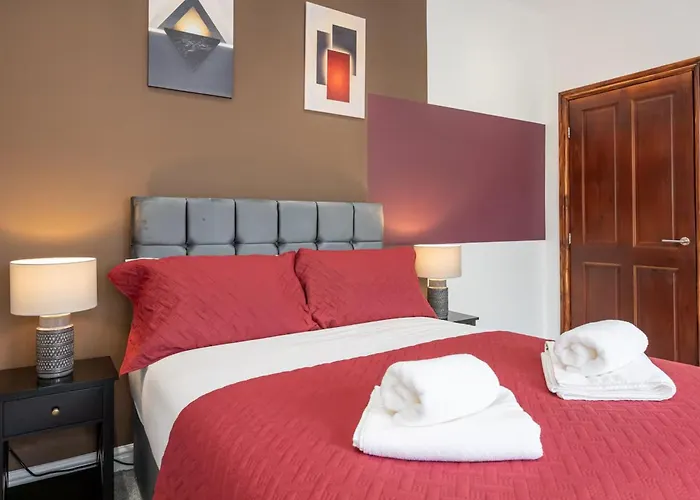 Spacious Home, Contractor Stay, Prime Location مانشستر