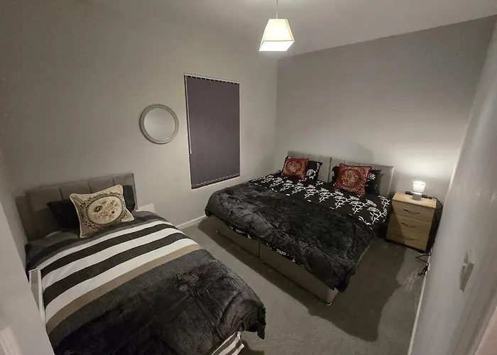 Lovely Large 3 Bedroom House 度假居