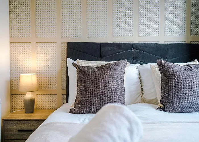 Modern 2-bed By 53 Degrees Near Etihad & Centre, With Free Parking! *