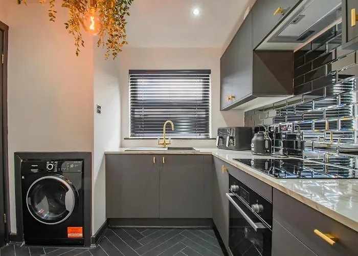 Spacious 2 Bedroom House Sleeps 4 L On-street Parking L The Cosy Corner Nationwide *