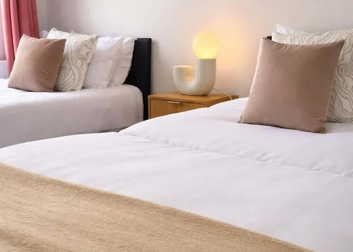 Сasa de vacaciones New Stylish 4br - Sleeps 9 - Parking