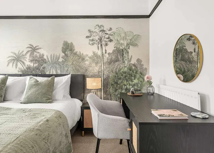 Luxury 5 Bed 10 Min To Airport Sleeps 14