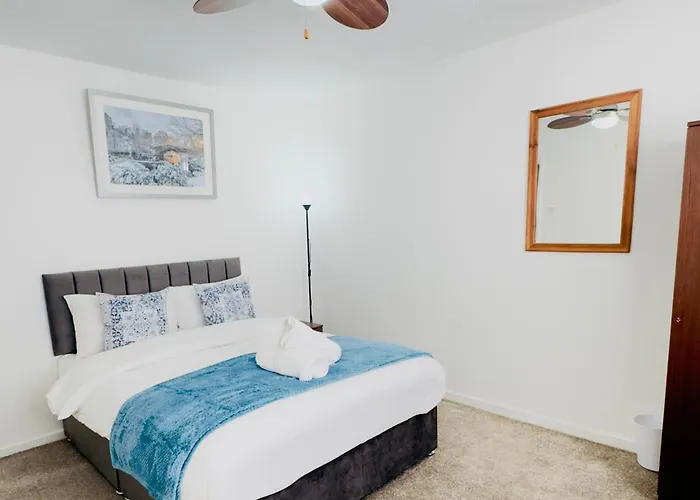 Stylish 4 Bedrome House - Free Parking * Mánchester