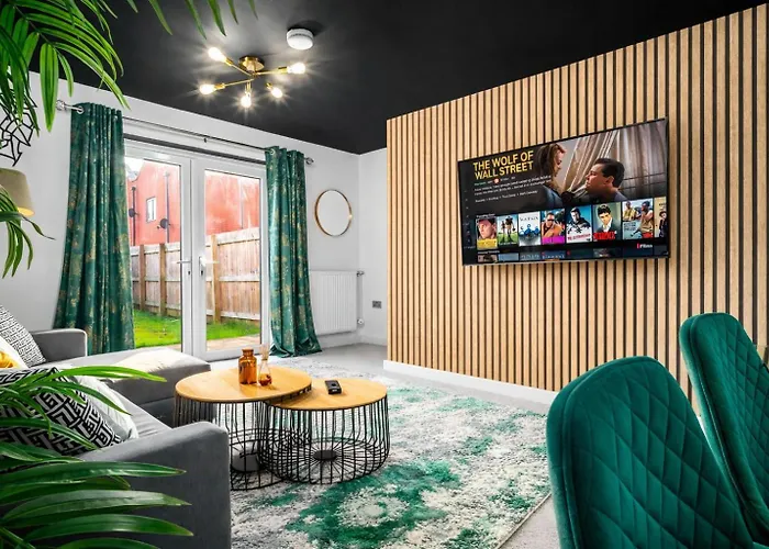 Semesterbostad House In Salford With 4 Beds, 3 Doubles & 1 Single - In Salford, 10 Mins Uber From Centre - Nearby To Old Trafford, United, Trafford Park, Salford Quays & - Perfect For Short Or Long - With Garden & Parking *