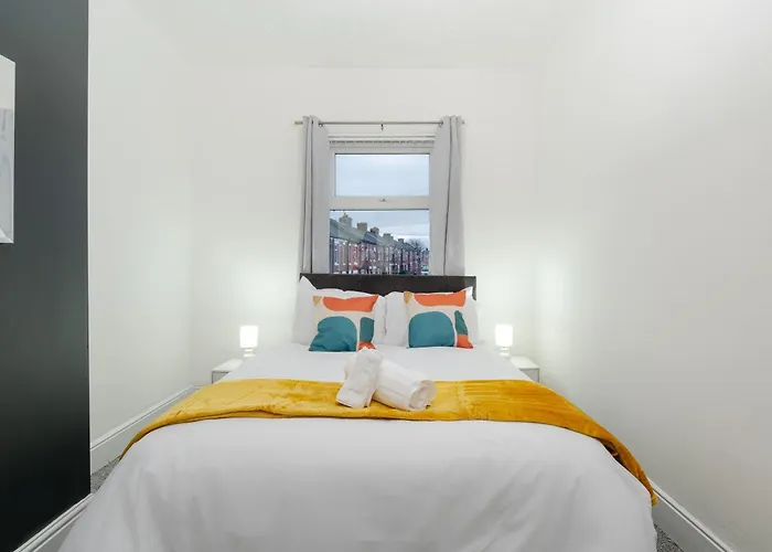 Spacious 4br Near Etihad - Free Parking - 5 Min Train Station