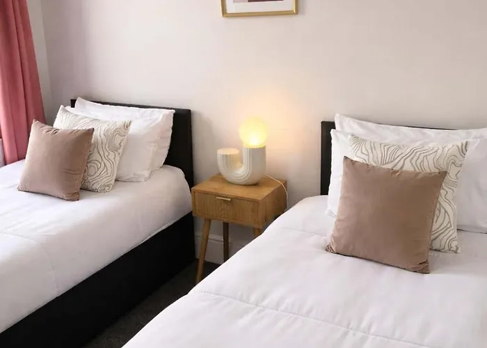 Сasa de vacaciones New Stylish 4br - Sleeps 9 - Parking