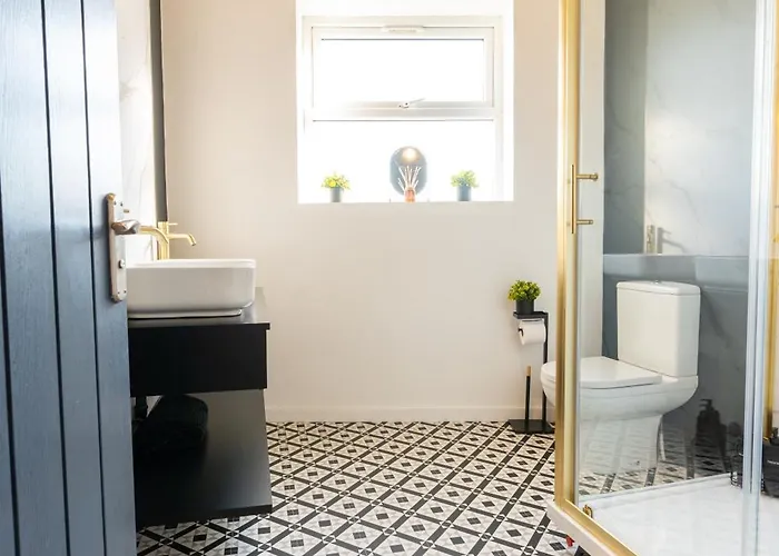 Сasa de vacaciones Warden Home-9 Guests-4 Bedrooms-near Etihad Stadium & Co-op Arena-100 - Near Train Station & Bus Station *