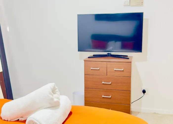 Stylish 4 Bedrome House - Free Parking Holiday home *