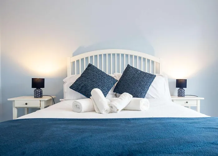 Stunning Family With Hot Tub In Worsley