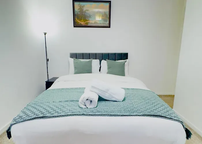 Stylish 4 Bedrome House - Free Parking Holiday home Manchester